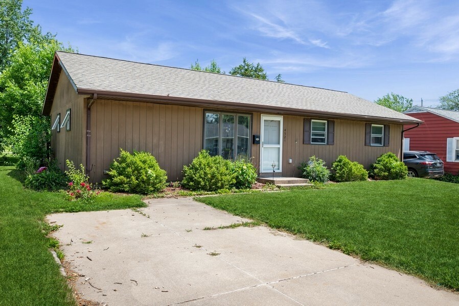 Property Photo: 4524 Benton Street IA 52402