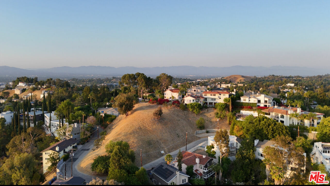 Property Photo: 5015 Calatrana Dr CA 91364