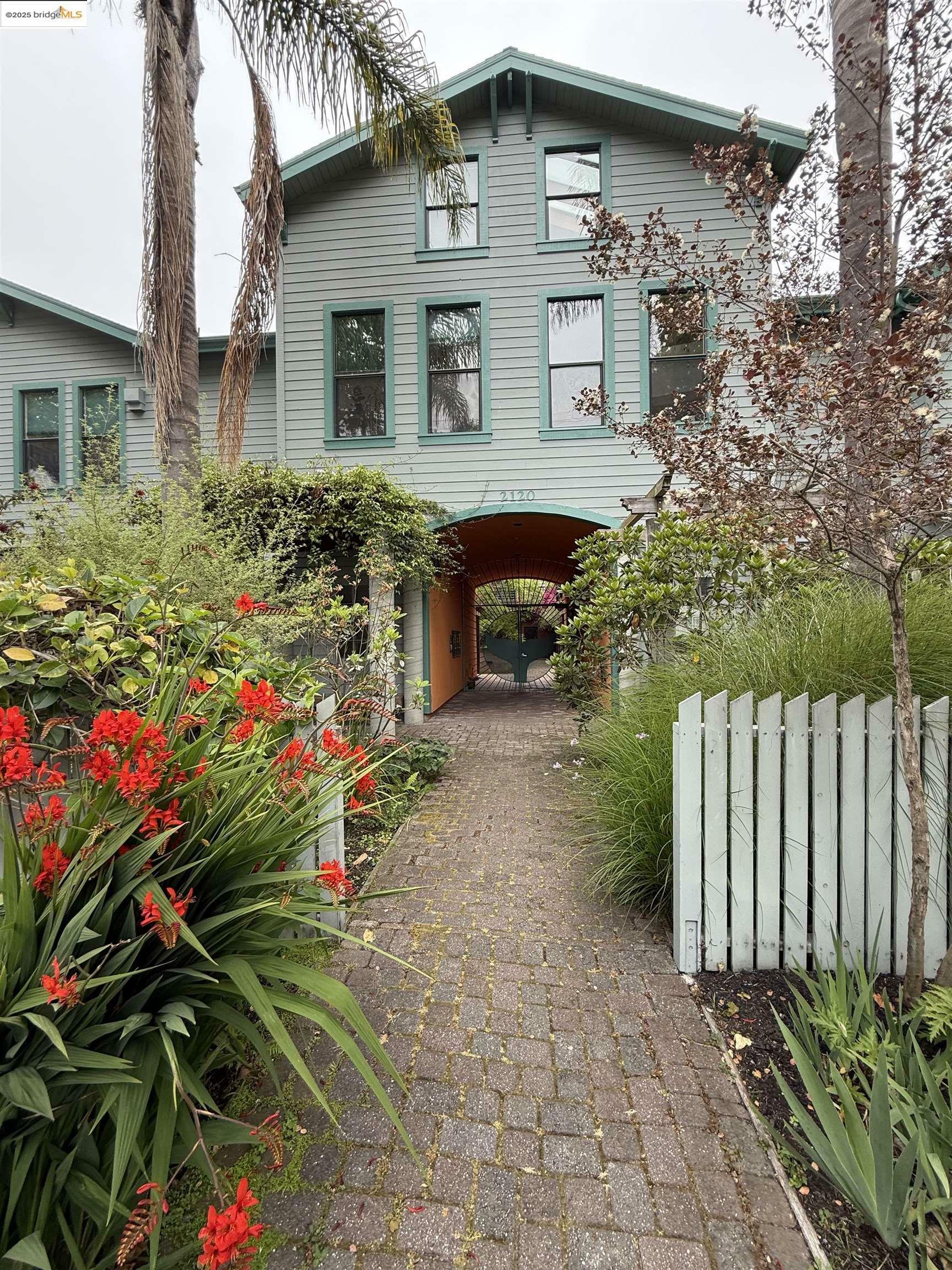 Property Photo: 2120 6th Street 11 CA 94710