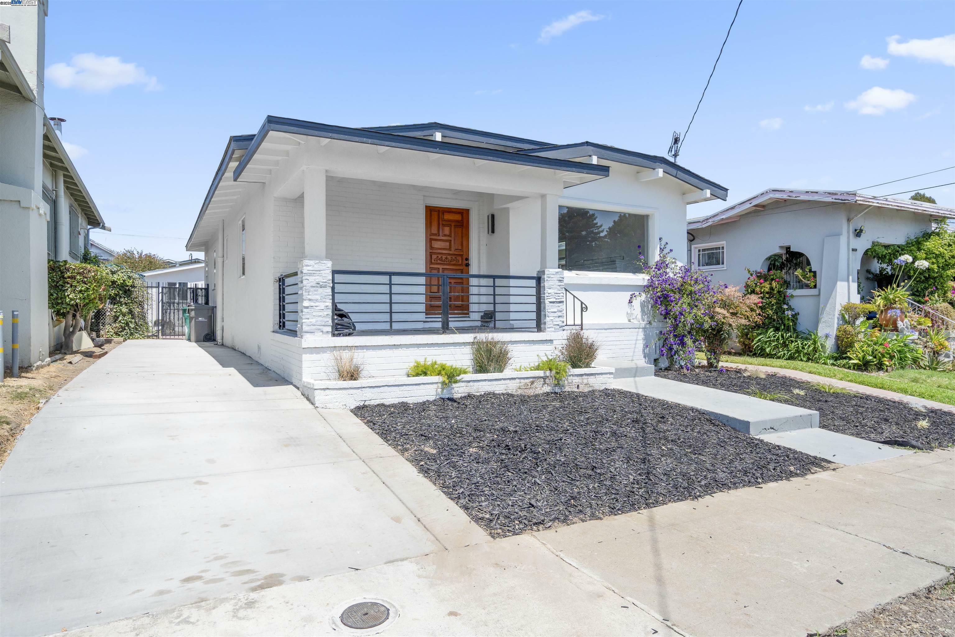 5542 Harvey Ave  Oakland CA 94621 photo