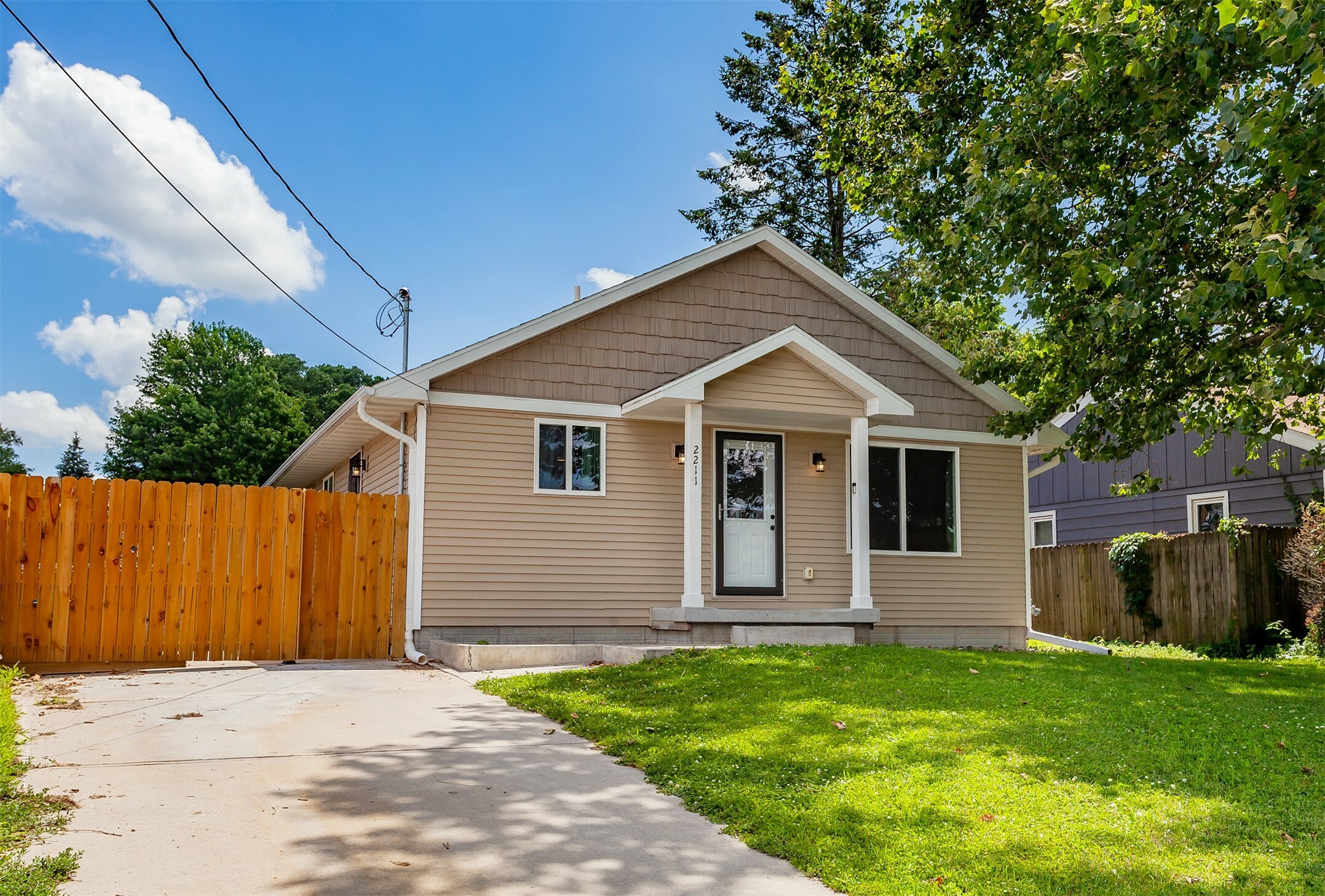 Property Photo: 2211 E 38th Street IA 50317