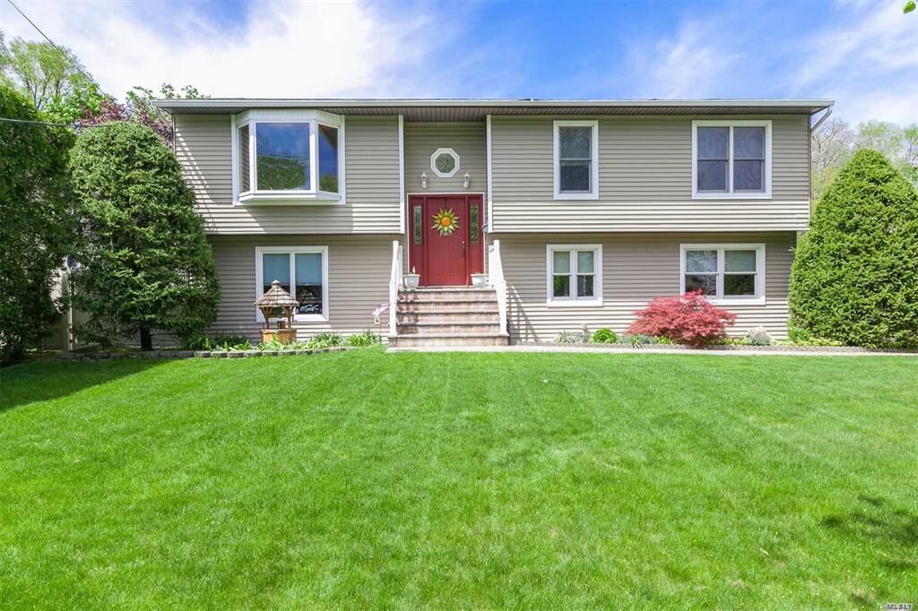 Property Photo:  25 Dale Lane  NY 11787 