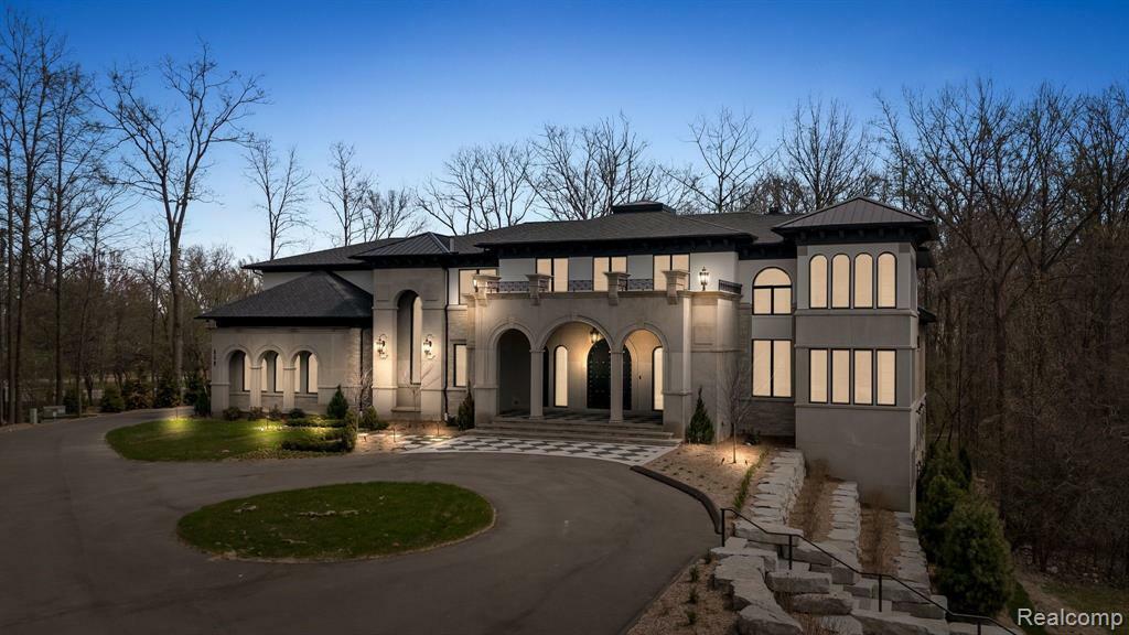Property Photo: 559 Barrington Park MI 48304 2131