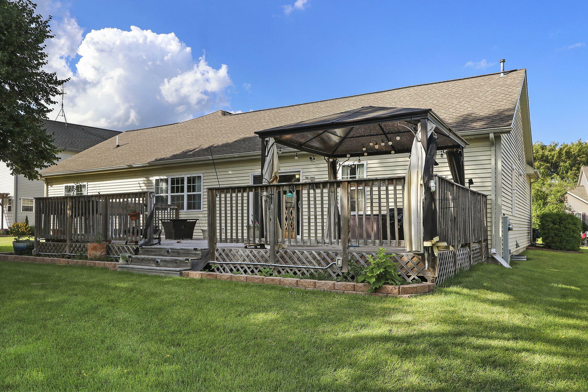 Property Photo: 30 W Sedgemeadow St WI 53121