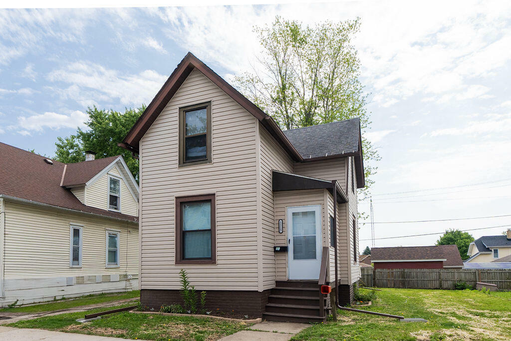 Property Photo:  1115 Lewis St  WI 53404 