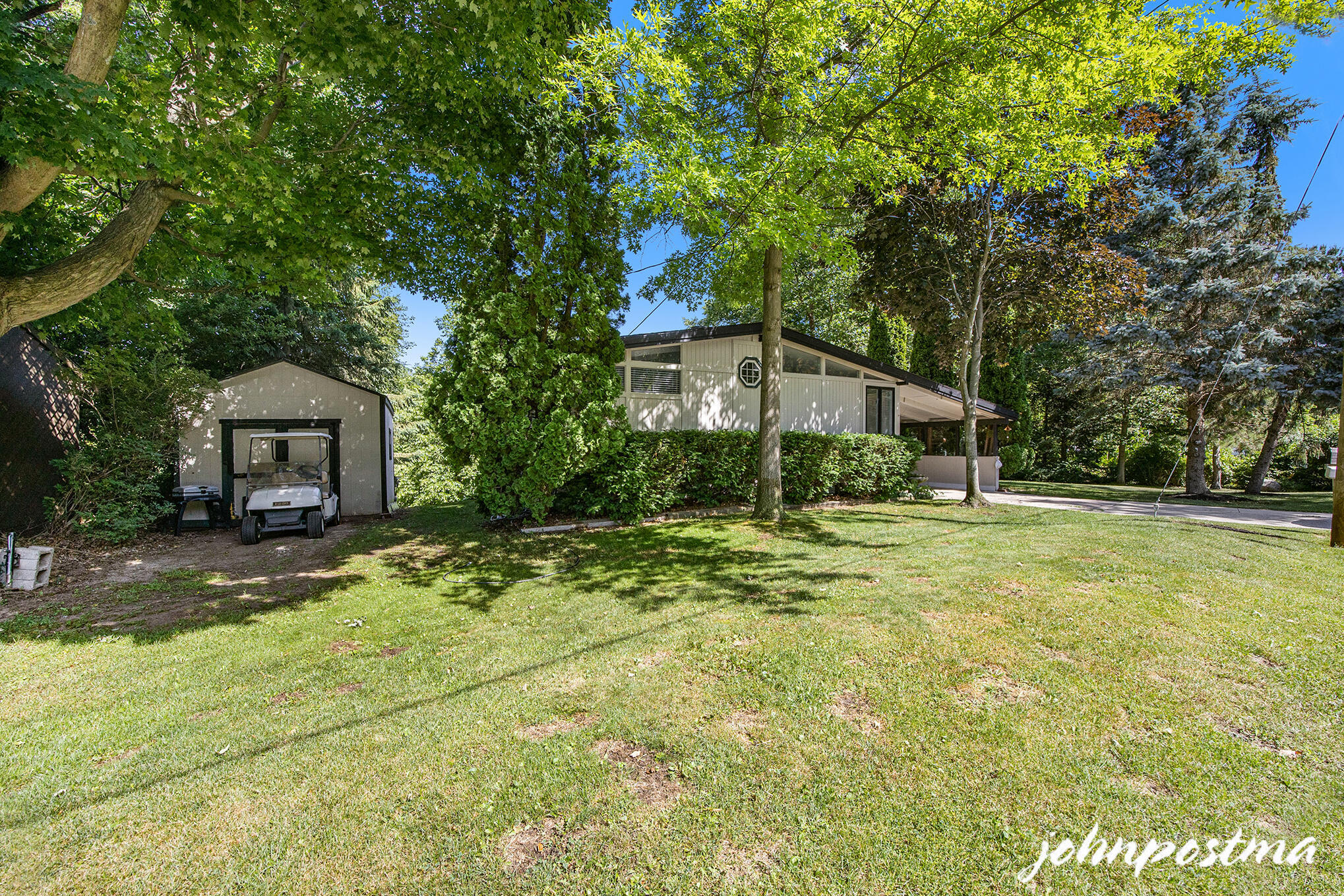 Property Photo: 3001 Thorncrest Drive SE MI 49546