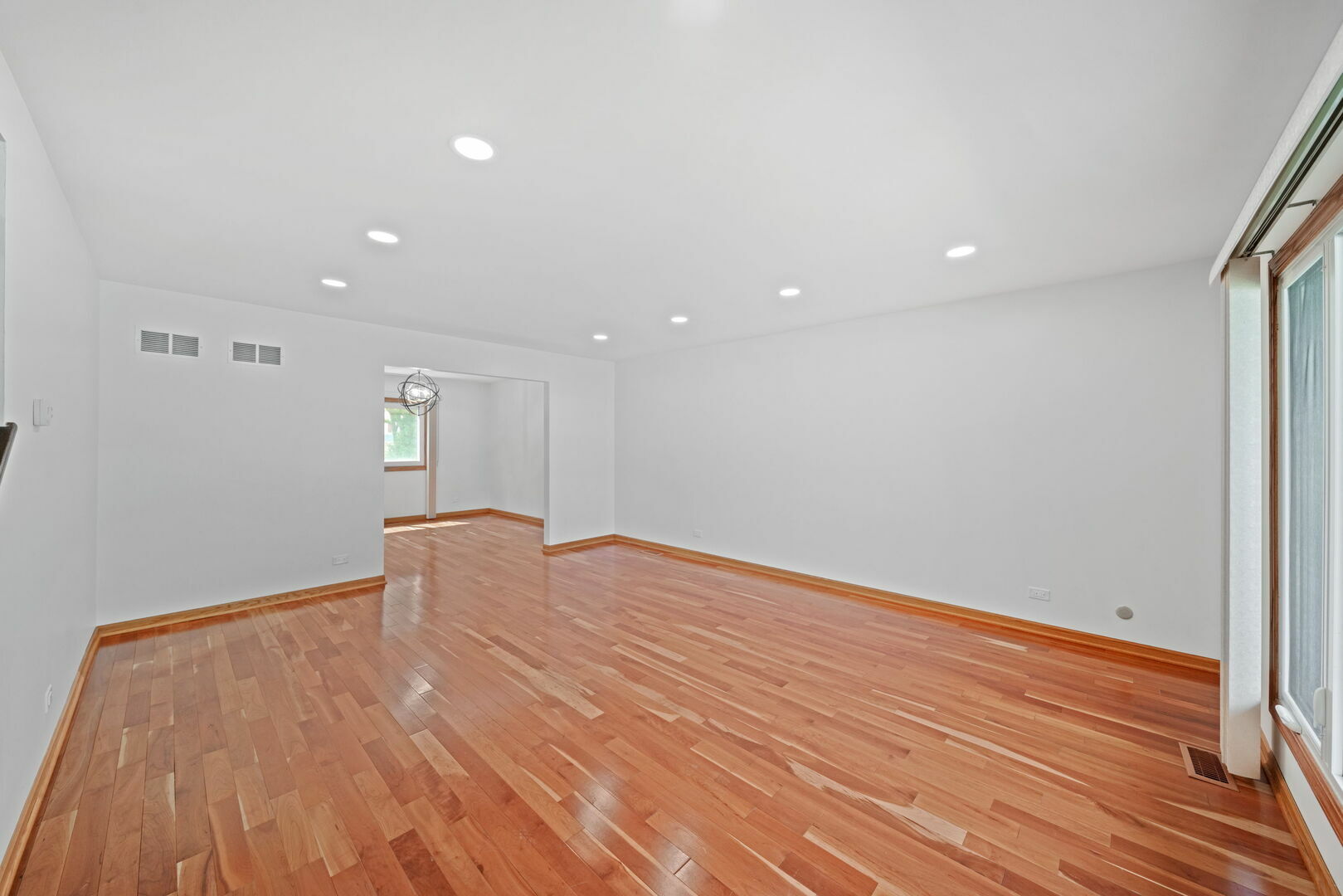 Property Photo:  720 Dunhill Drive  IL 60089 