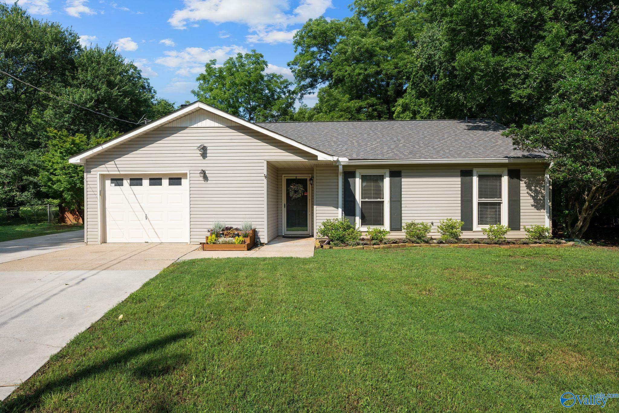 Property Photo: 1112 Club View Drive AL 35816