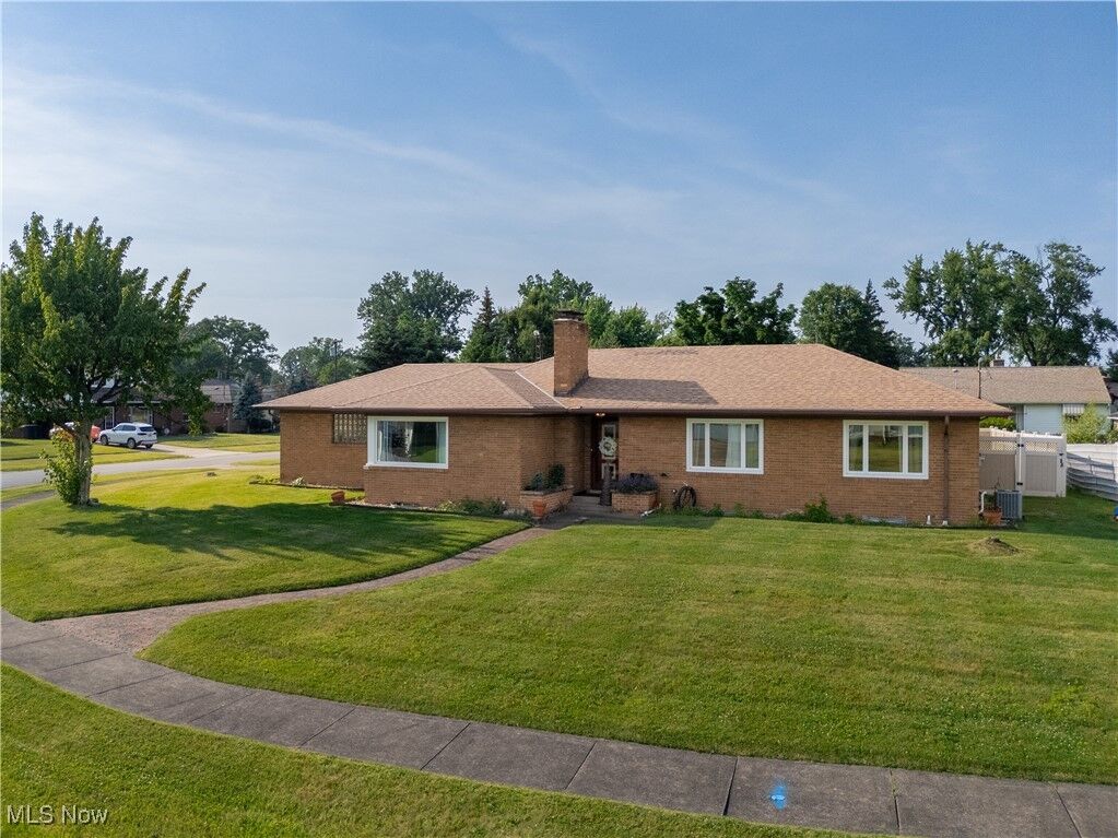 Property Photo:  2087 Guarnieri Drive NE  OH 44483 