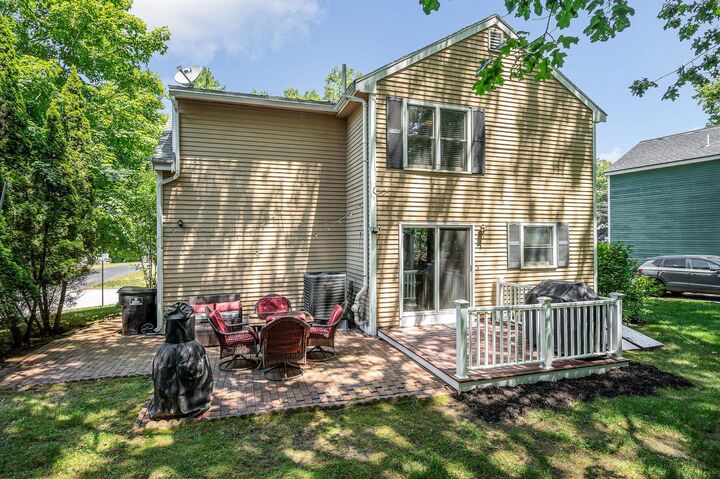 Property Photo: 14 Beaujolais Drive NH 03062