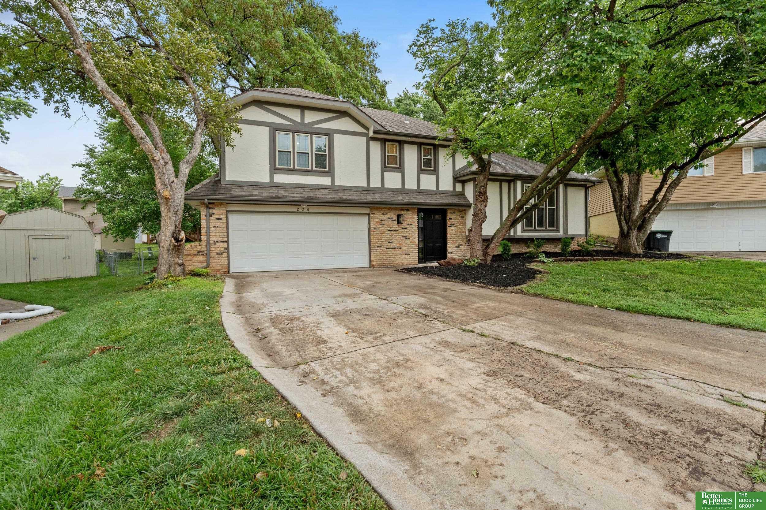 Property Photo: 203 S 150th Circle NE 68154