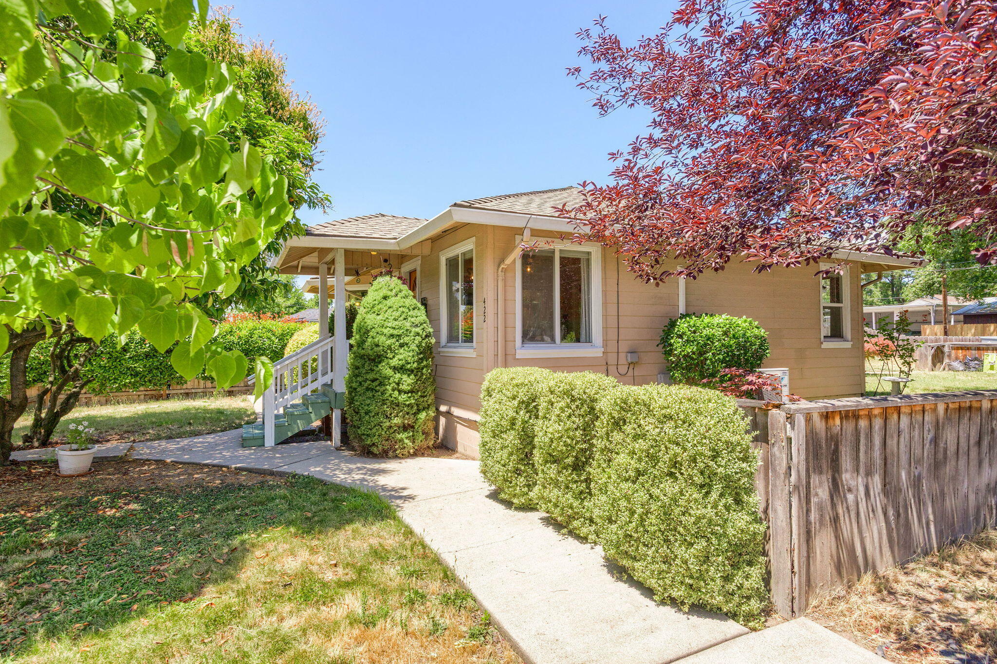 Property Photo: 422 SE M Street OR 97526