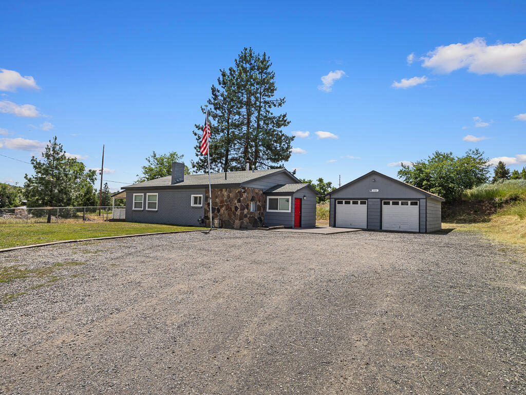 Property Photo: 341 Nosler Street OR 97601