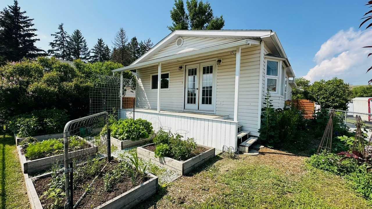 Property Photo: 1202 2 Avenue W AB T0J 0Y2