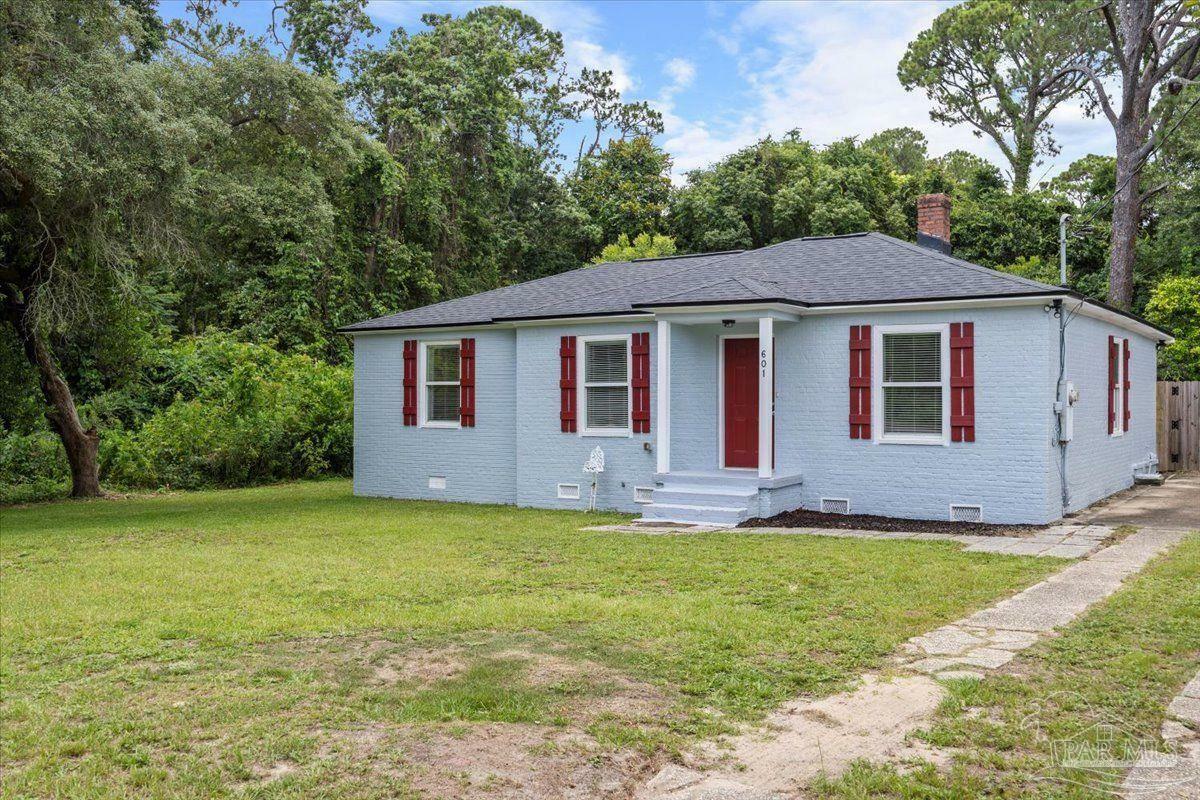 Property Photo: 601 W Sunset Ave FL 32507