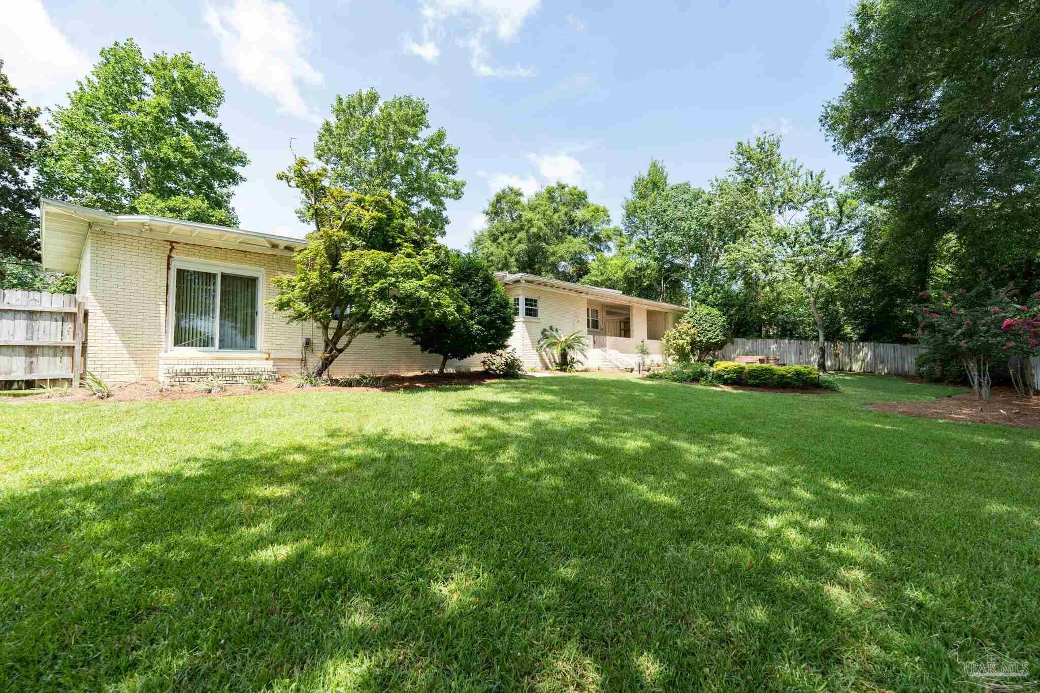 Property Photo: 2810 Magnolia Ave FL 32503