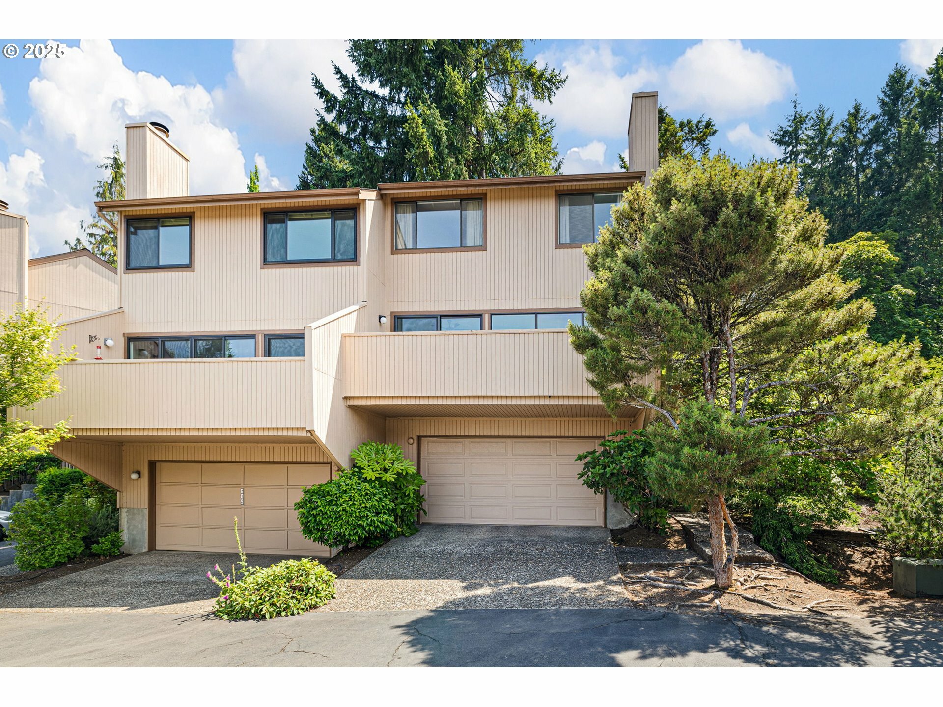 Property Photo: 607 Montara Way OR 97405