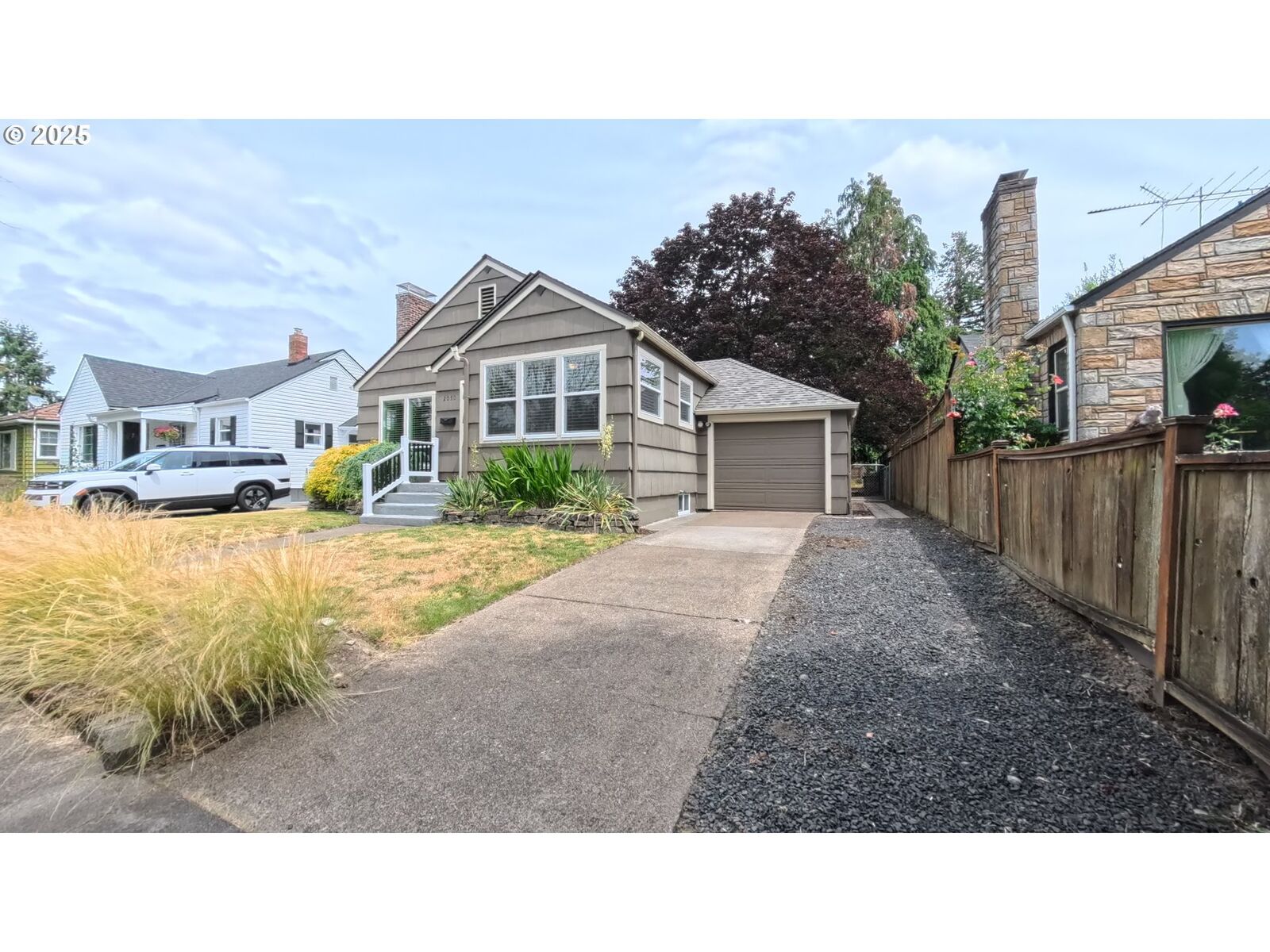 Property Photo: 2050 18th St NE OR 97301