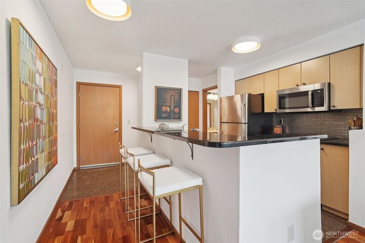 Property Photo:  412  11th Avenue 504  WA 98122 