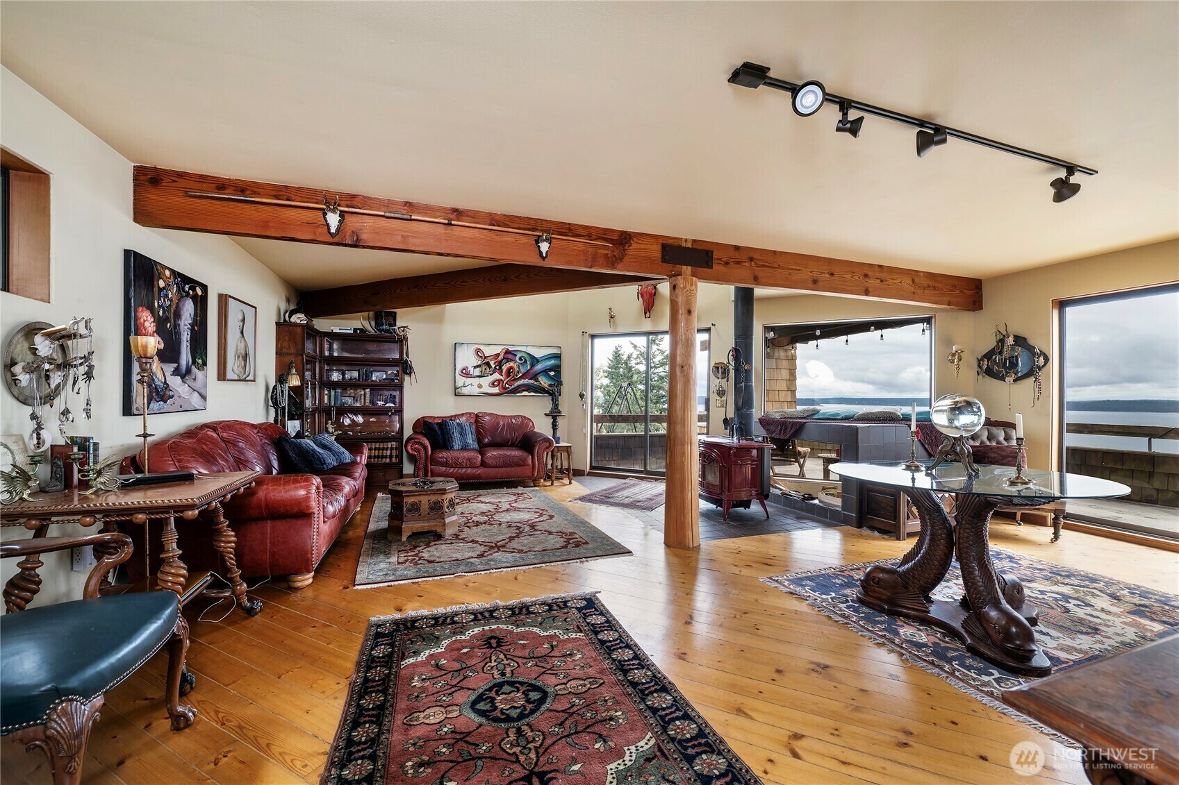 Property Photo:  4722  53 Avenue SW  WA 98116 