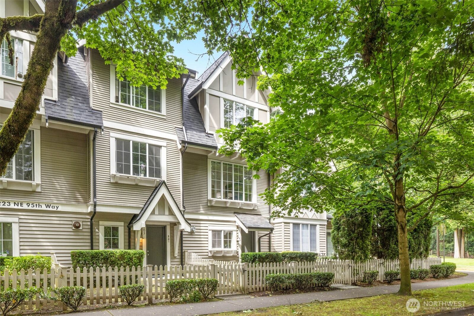 Property Photo: 18223 NE 95th Way 102 WA 98052