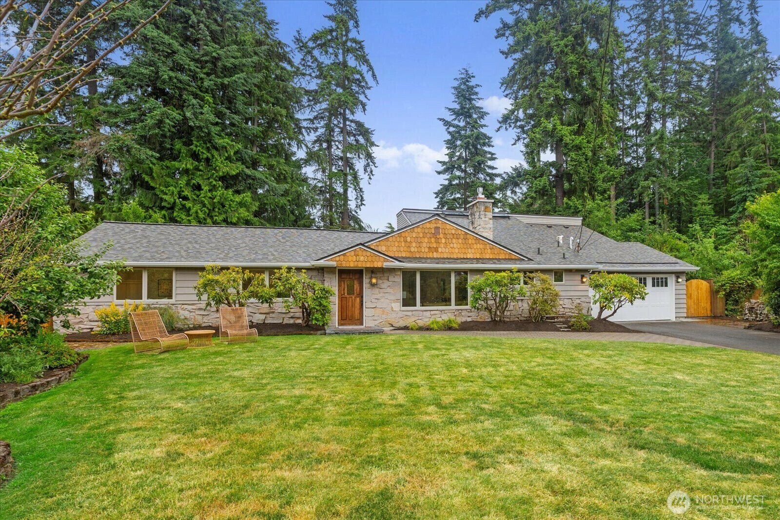 Property Photo: 11012 239th Pl SW WA 98020