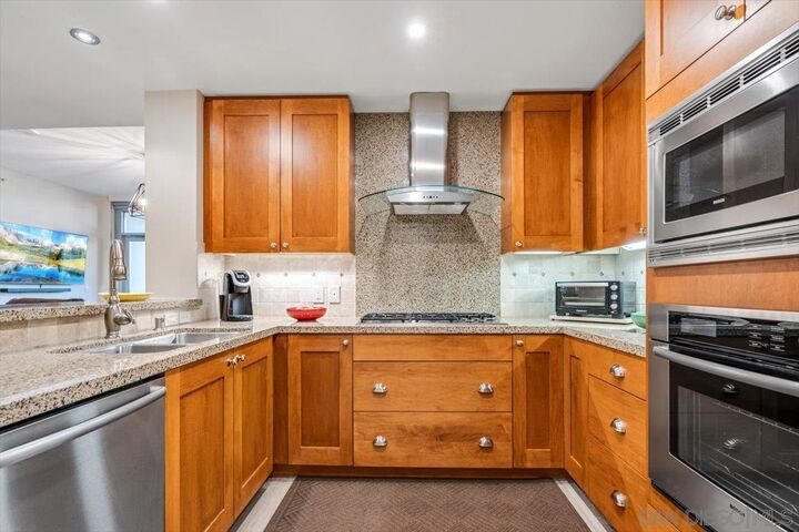 Property Photo: 700 W E St 805 CA 92101