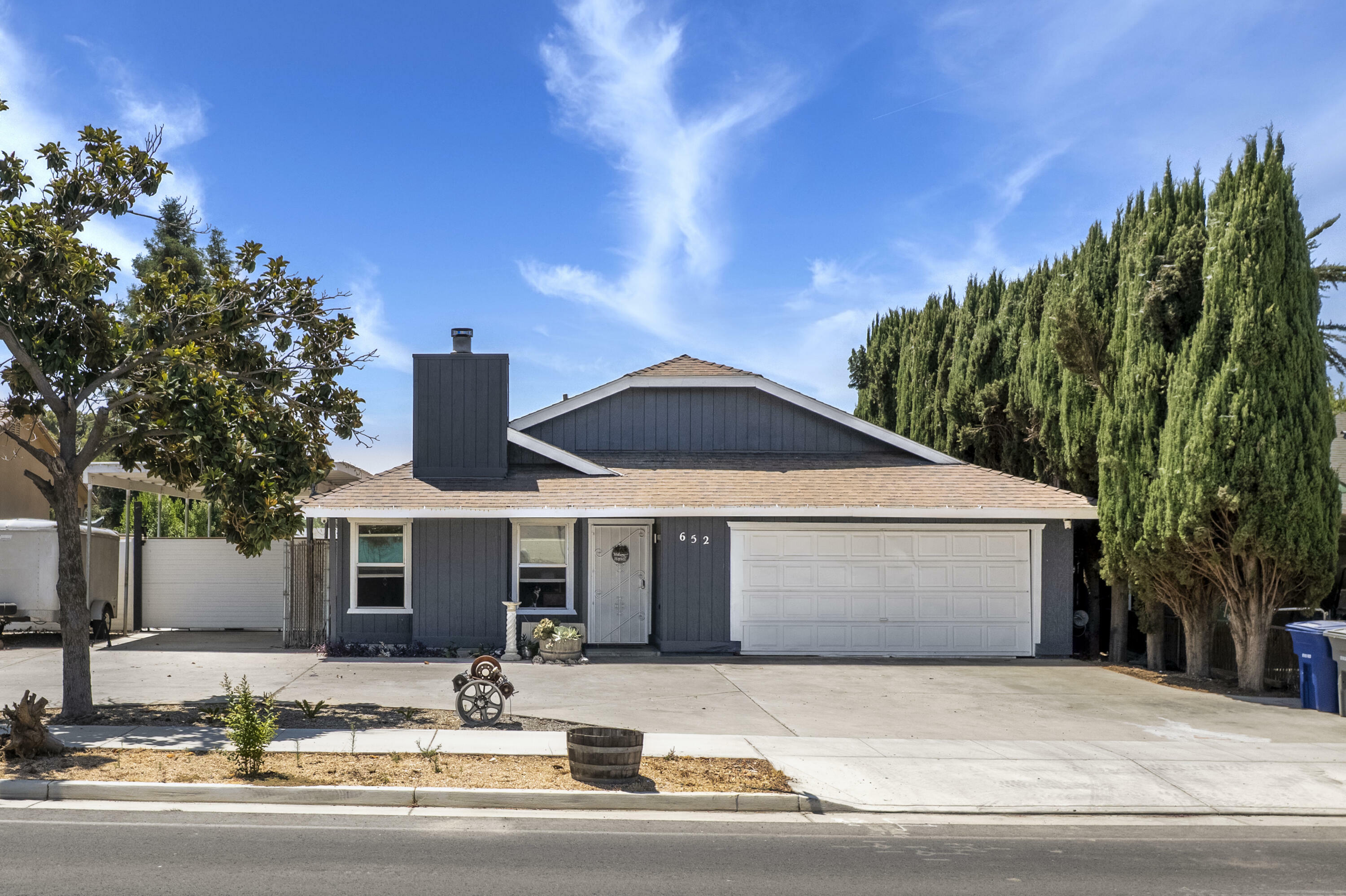 Property Photo: 652 W Visalia Road CA 93221