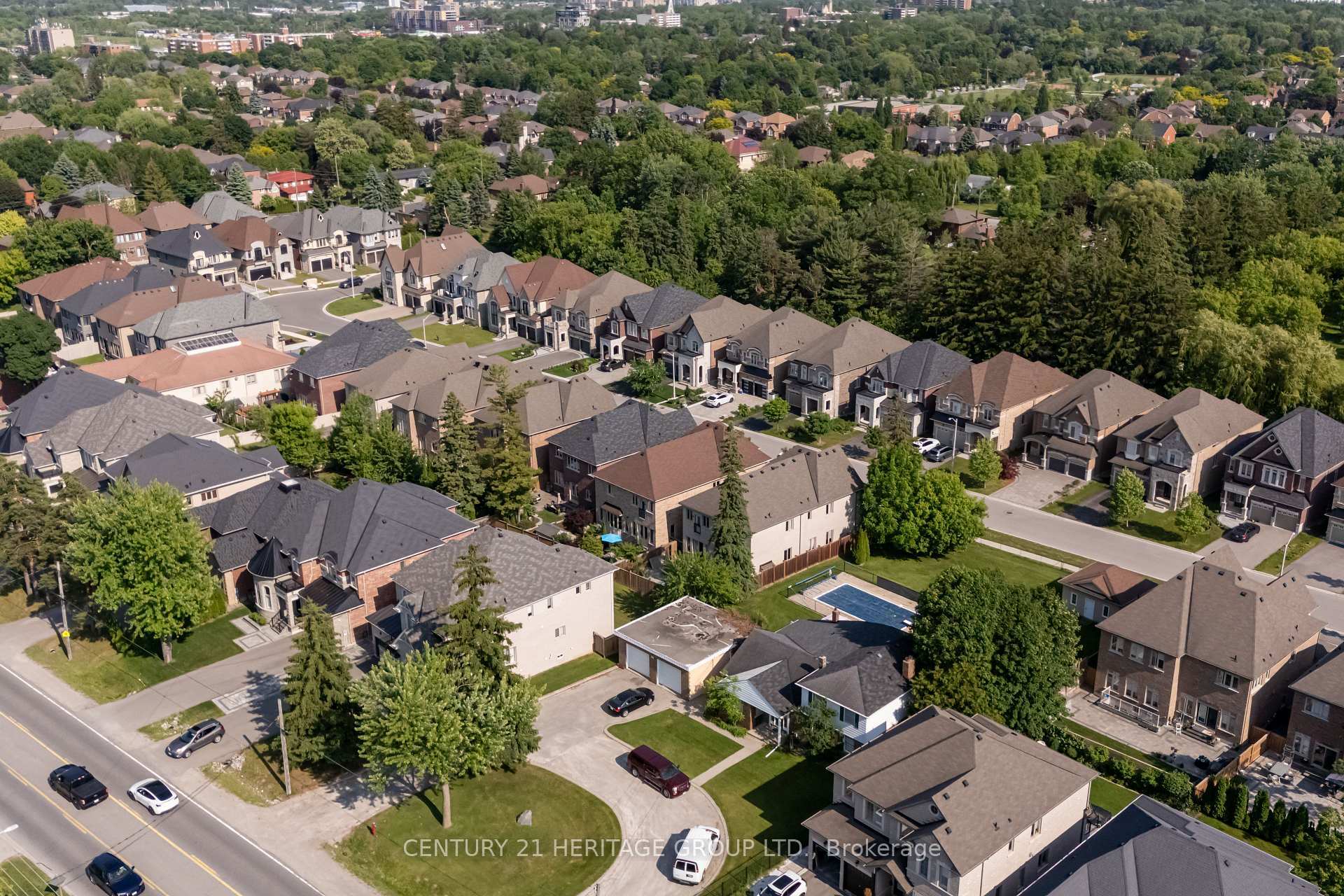 Photo de la propriété: 80 Marbrook Street ON L4C 0Y8