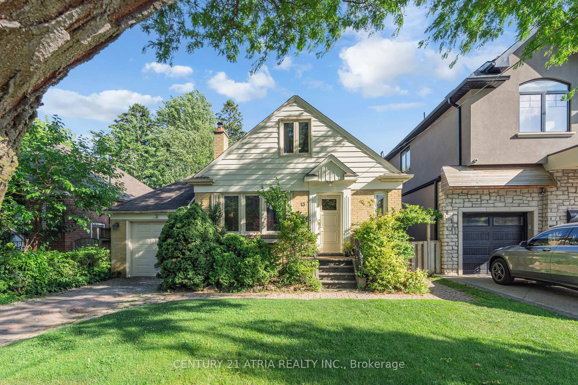 Photo de la propriété: 13 Sunnydale Drive ON M8Y 2J2