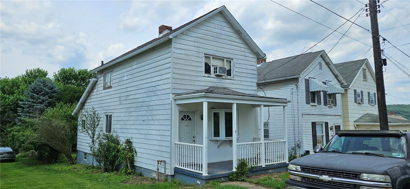 Property Photo: 1419 Robbins Ave PA 15673