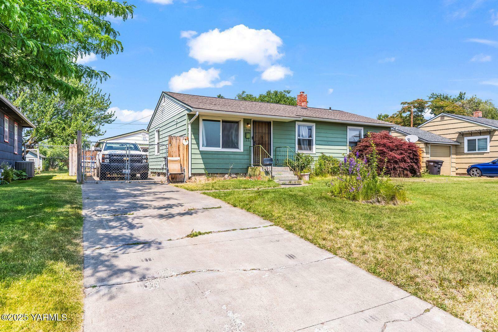 Property Photo:  1306 S 6th Ave  WA 98902 