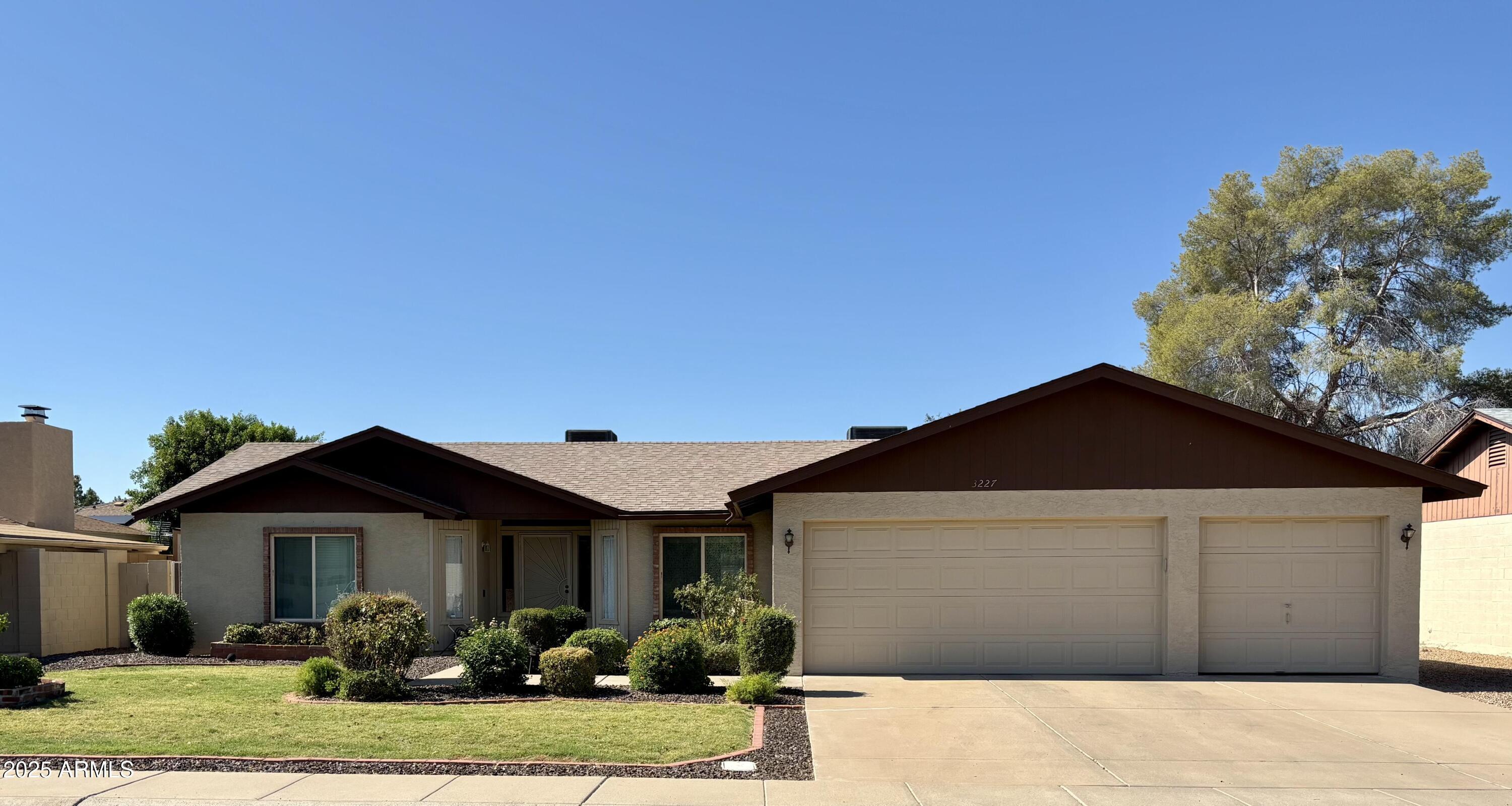 Property Photo: 3227 W Kristal Way AZ 85027