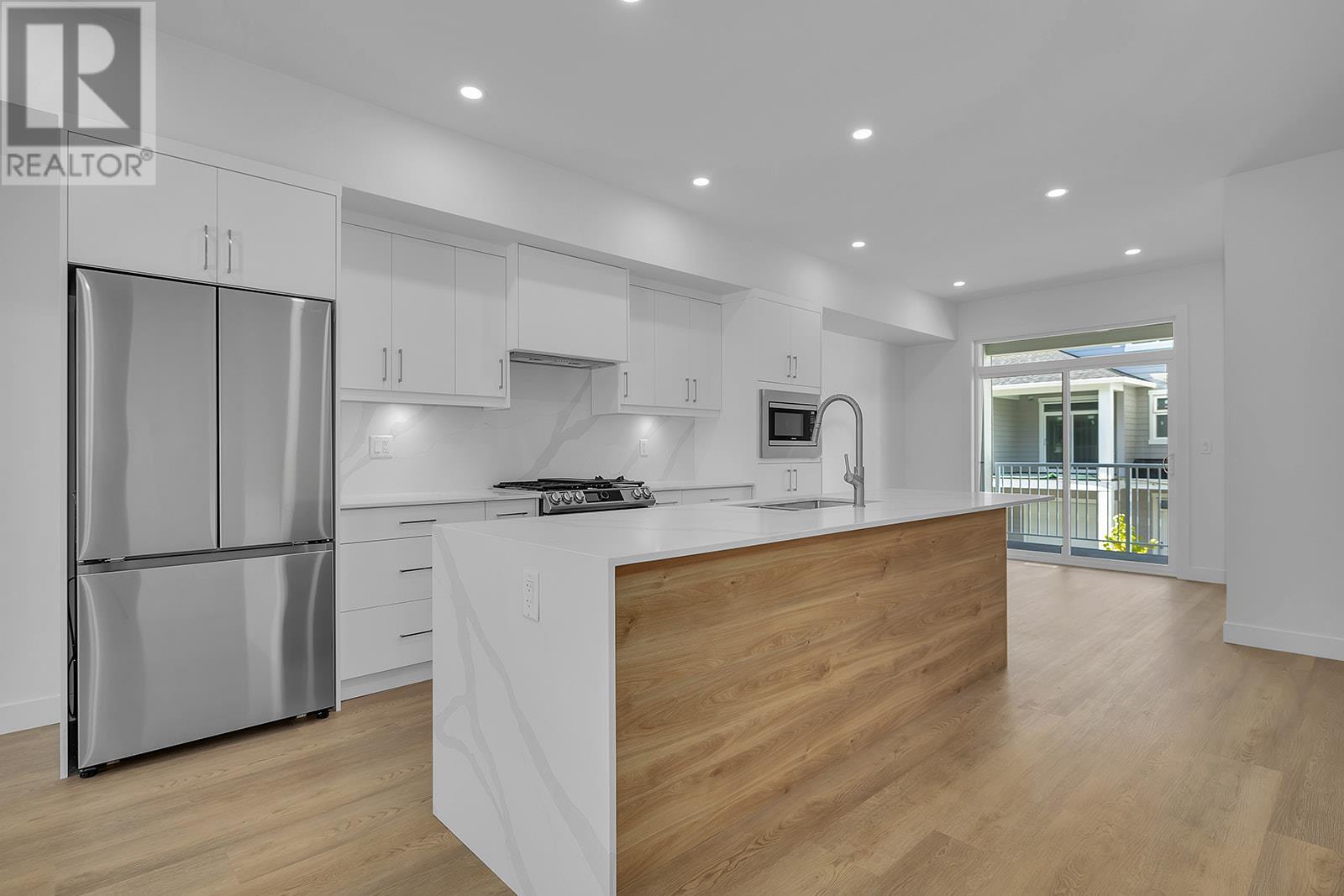 Photo de la propriété: 5300 Main Street 121 BC V1W 0C1