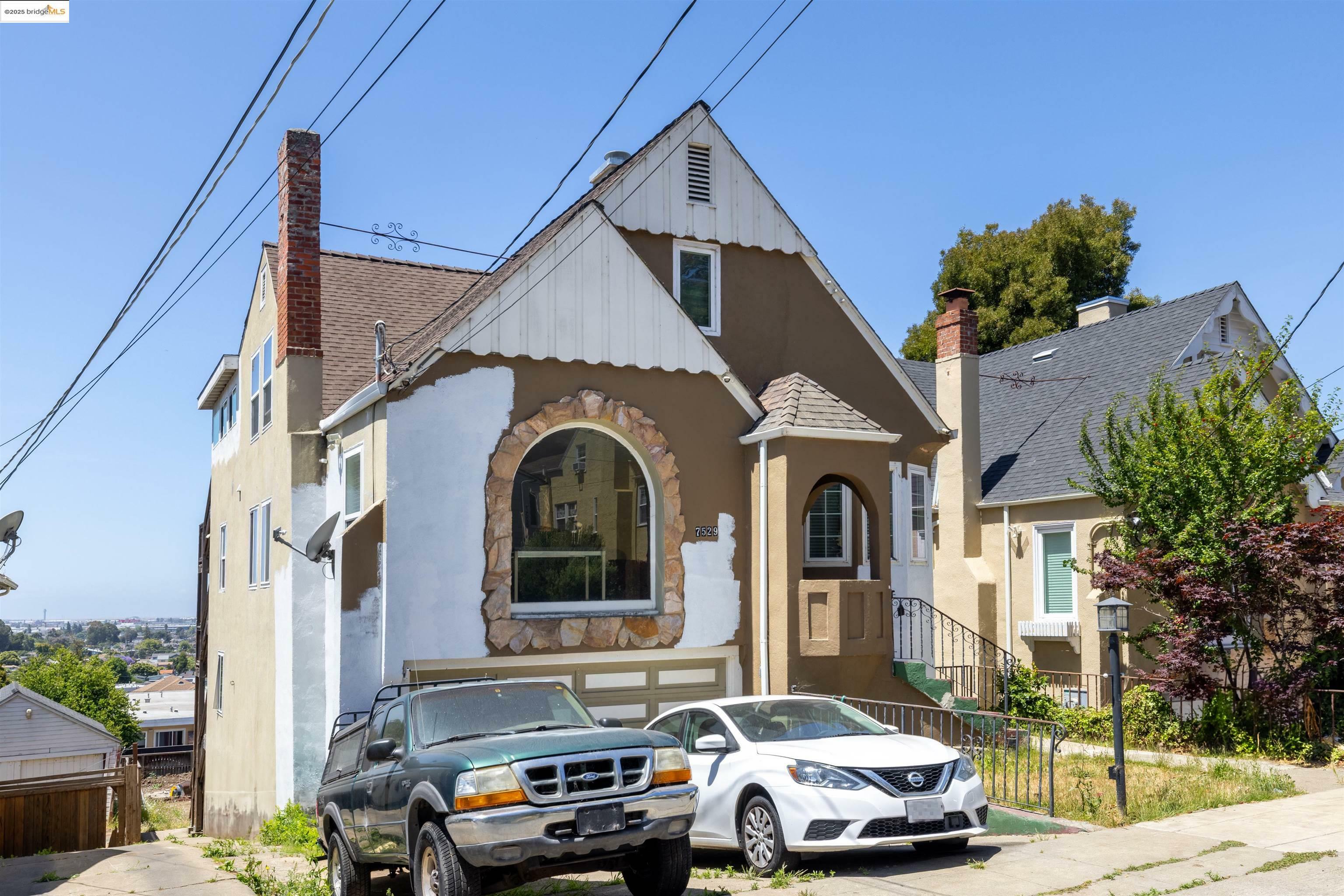 Property Photo:  7529 Outlook Ave  CA 94605 