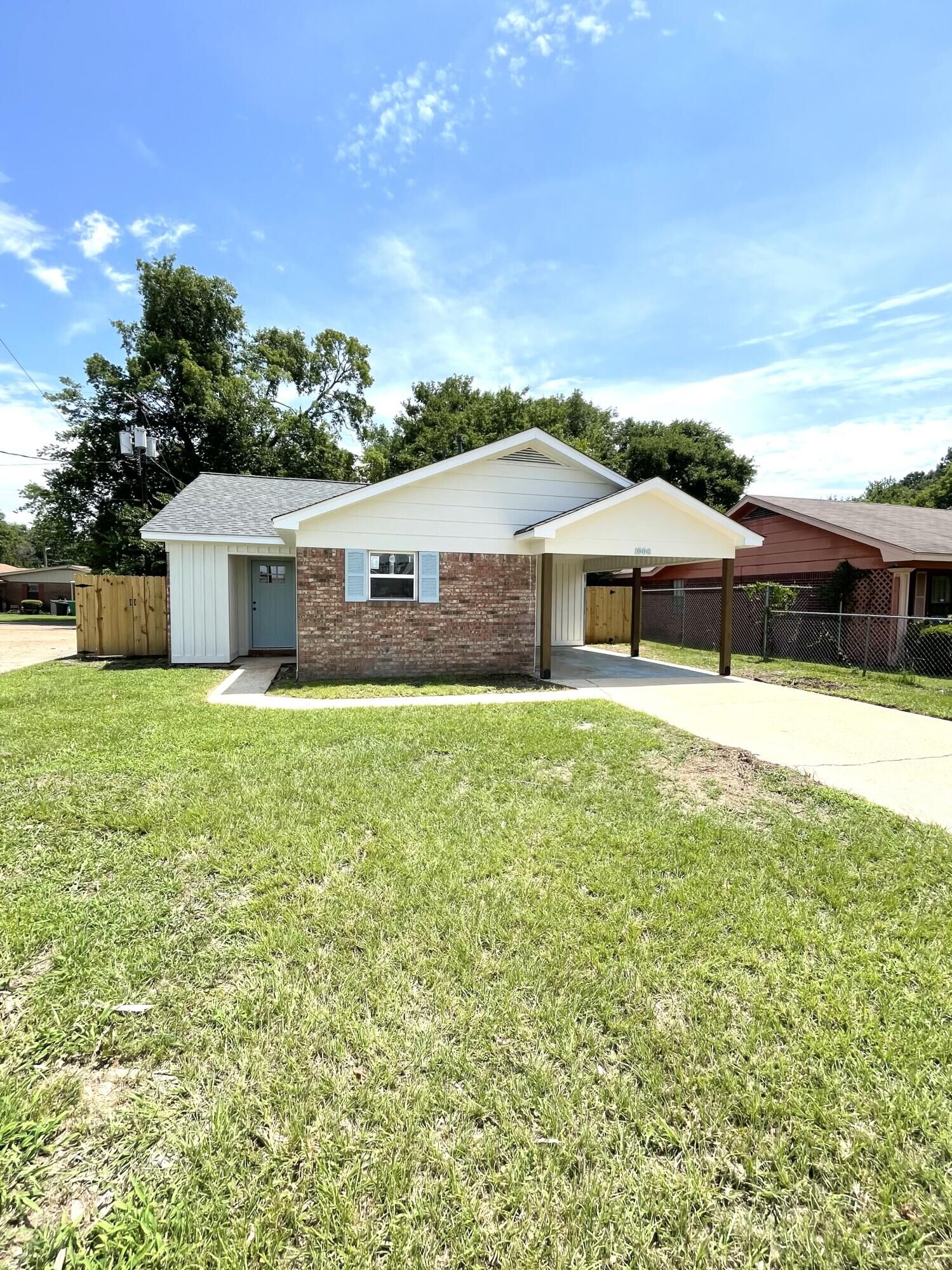Property Photo:  1006 10th Ave S  MS 39701 