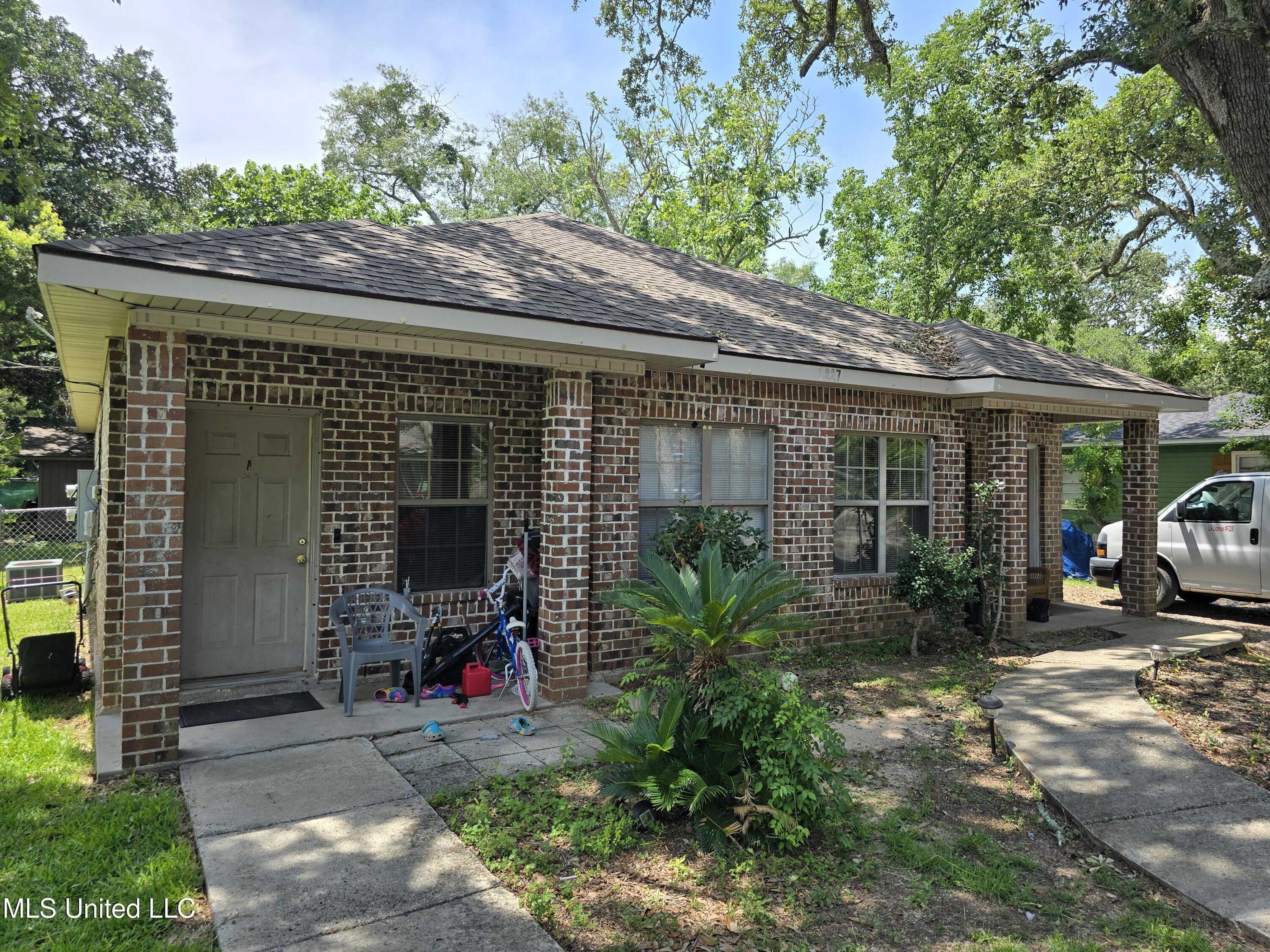 Property Photo:  2227 5th Avenue  MS 39501 