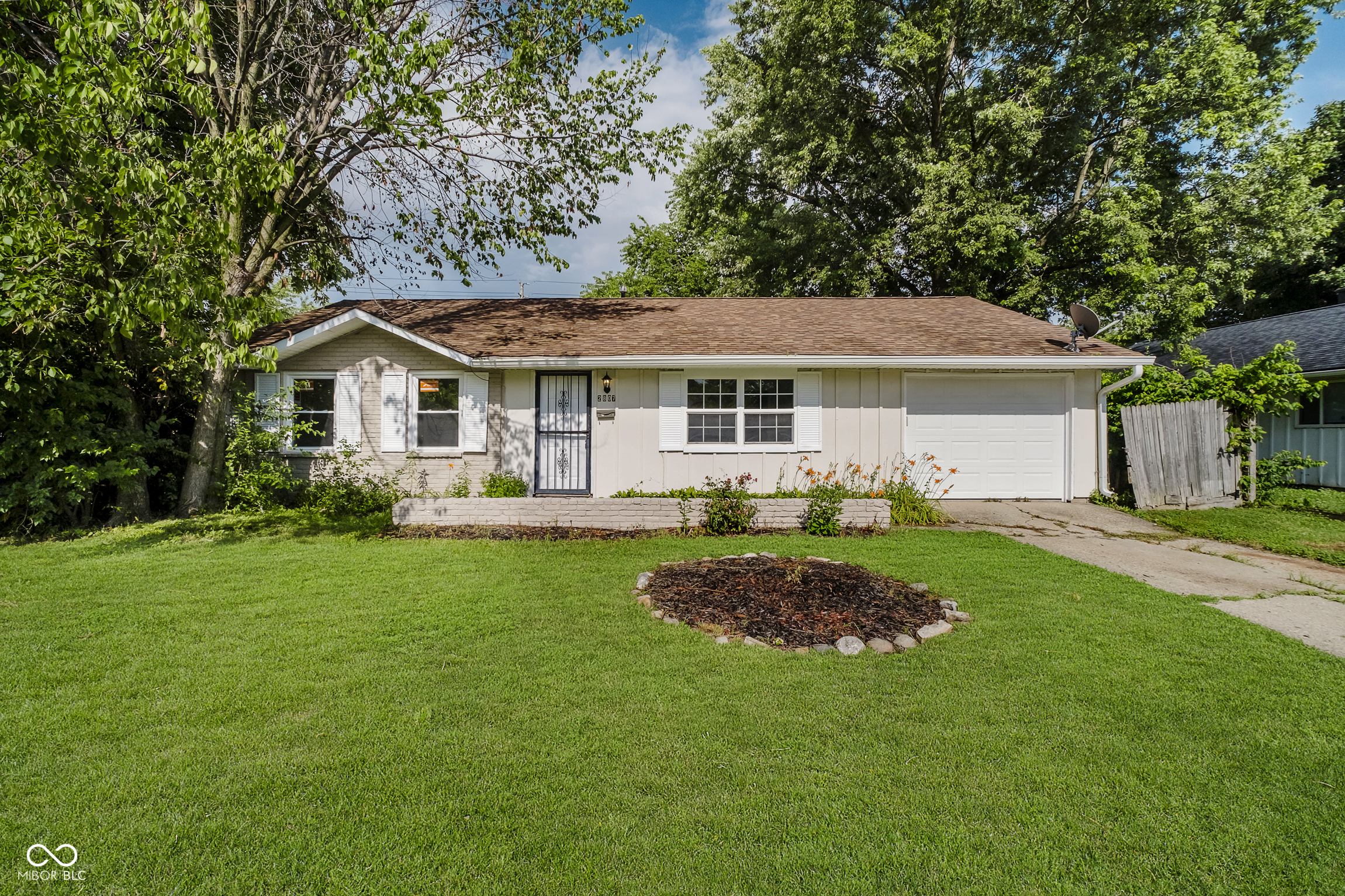 Property Photo:  2807 Carla Court  IN 46219 