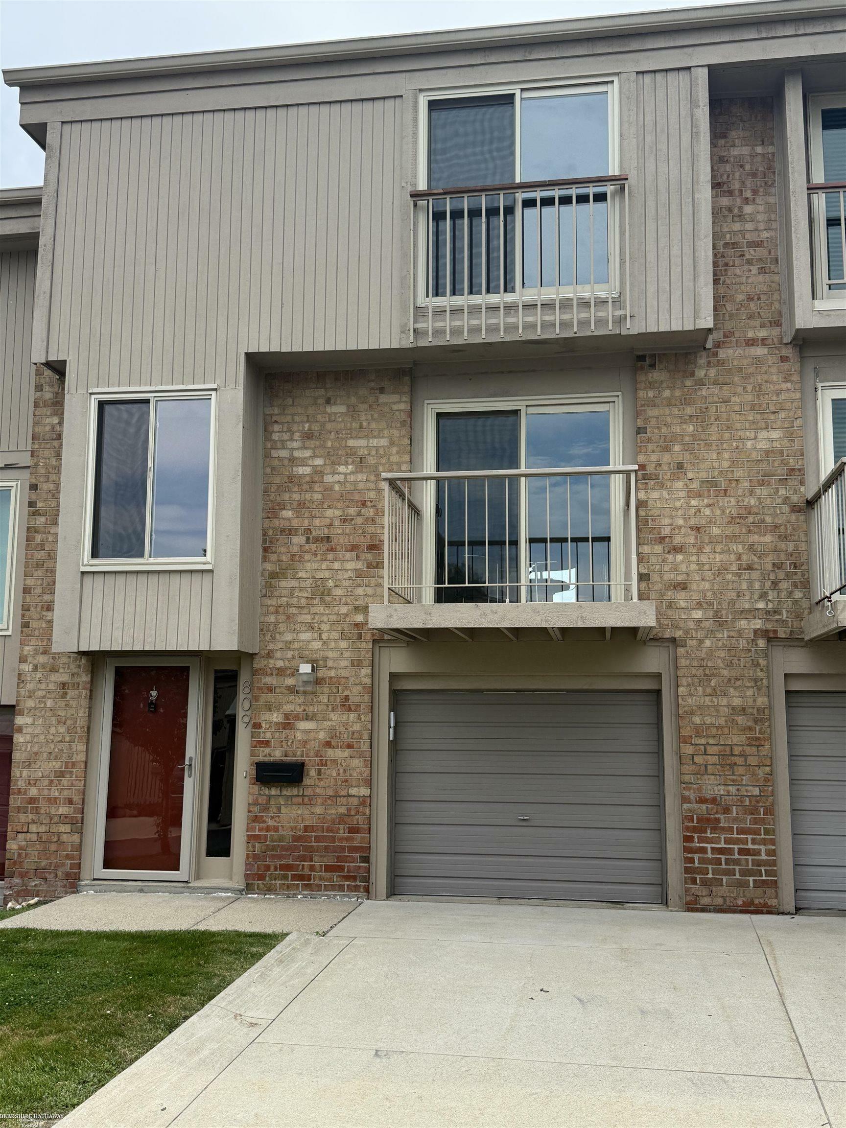 Property Photo: 809 Oak Brook Ridge Ridge MI 48307
