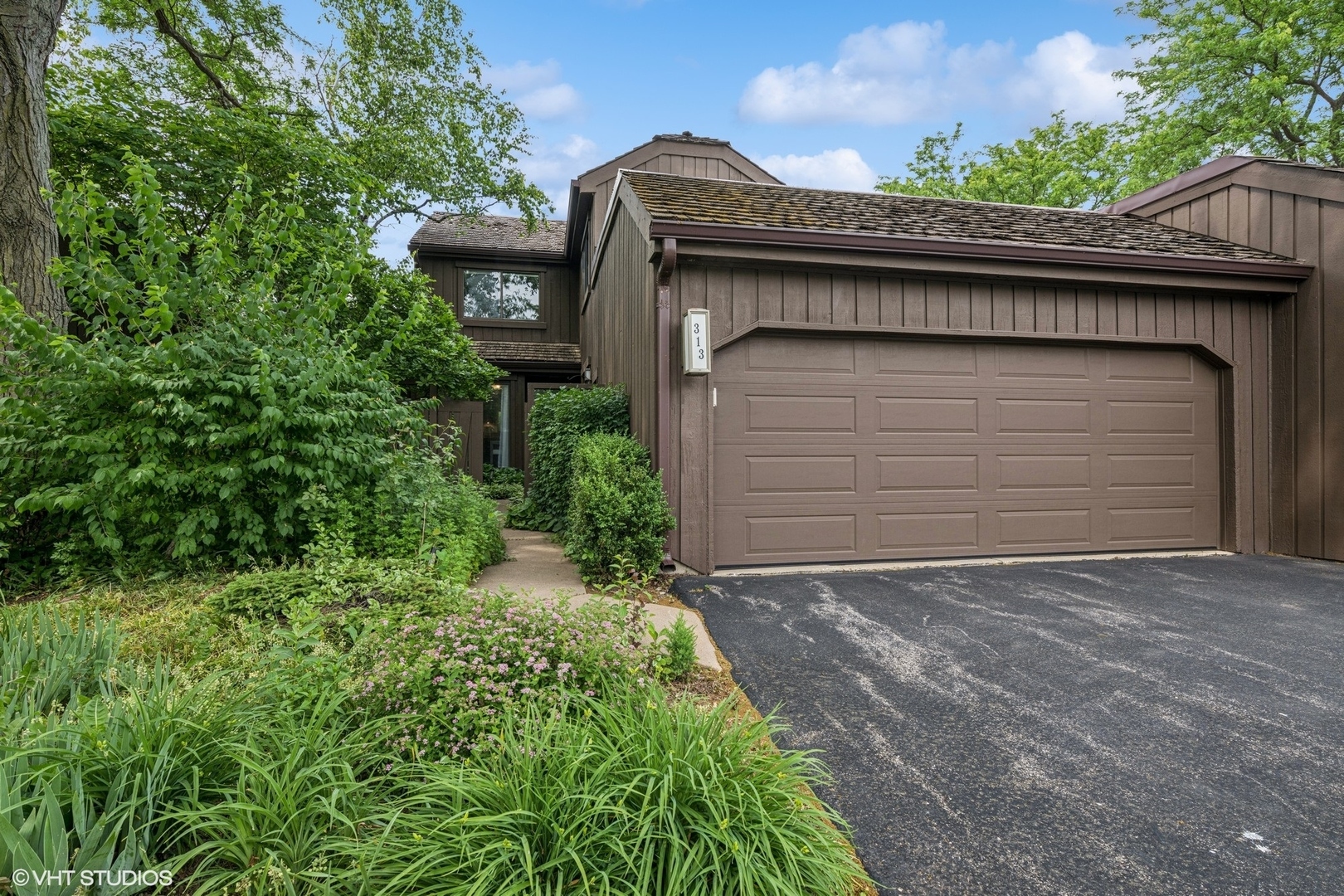 Property Photo:  313 Woodview Road  IL 60010 