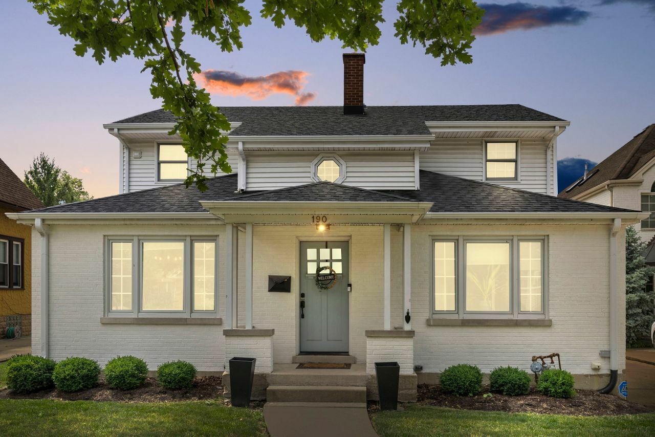 Property Photo:  190 E Columbia Avenue  IL 60126 