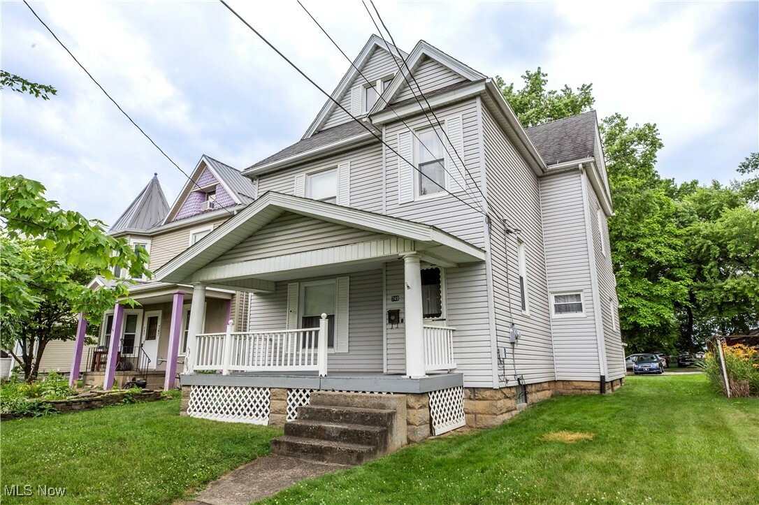 Property Photo:  749 Amherst Road NE  OH 44646 