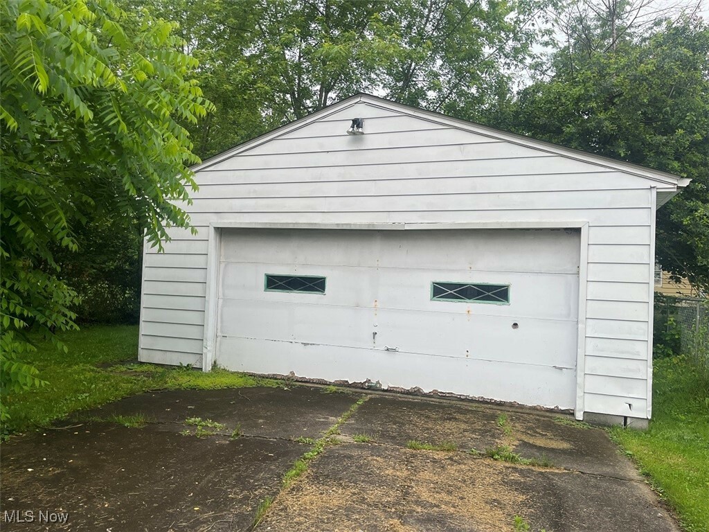Property Photo: 1216 Kenmore Avenue SE OH 44484