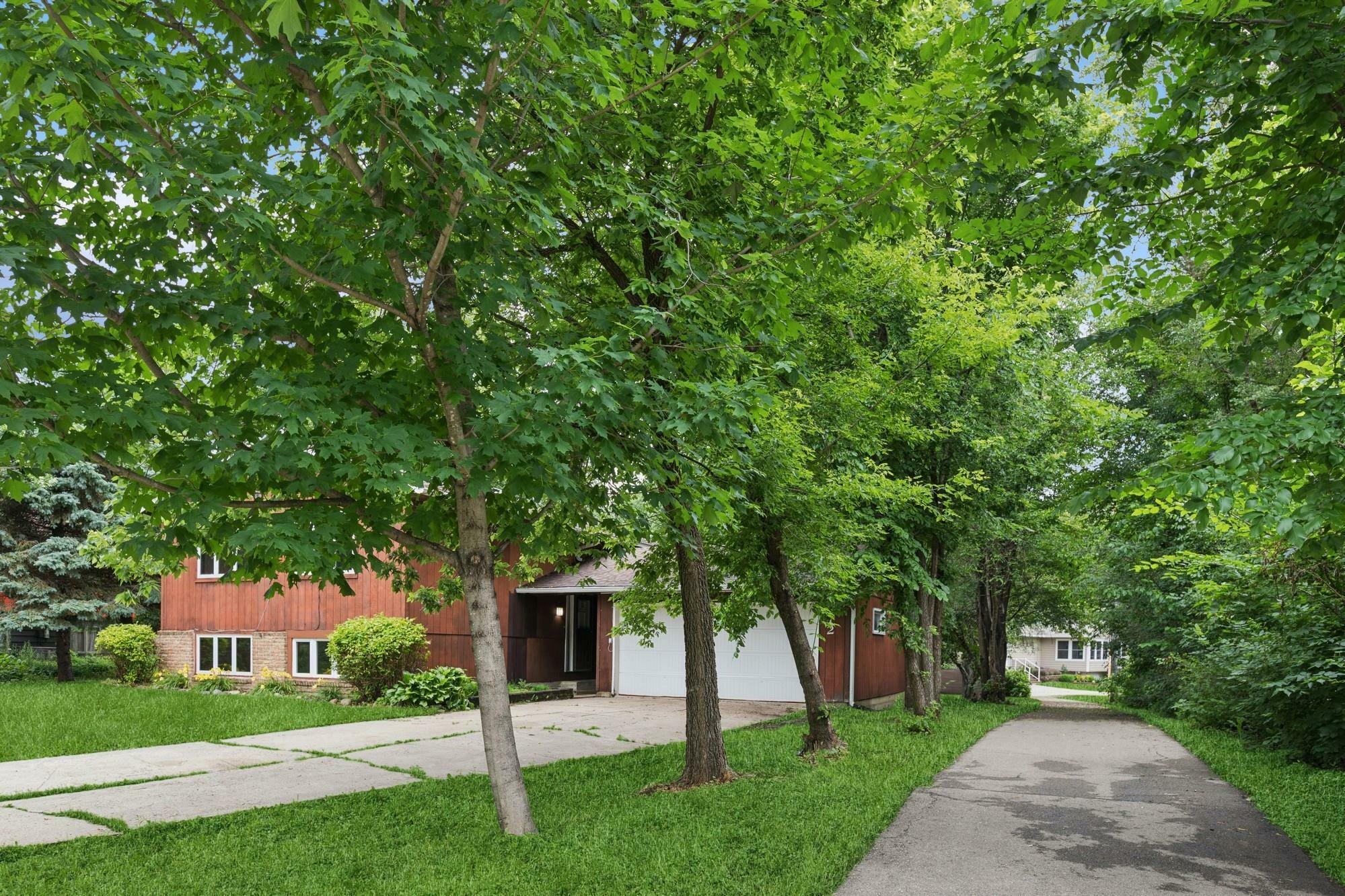 Property Photo: 812 Ivanhoe Drive MN 55057
