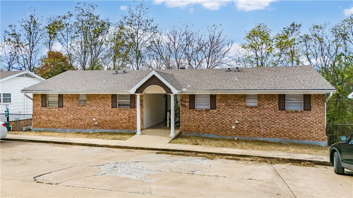 517 W Spruce Street  Fayetteville AR 72703 photo