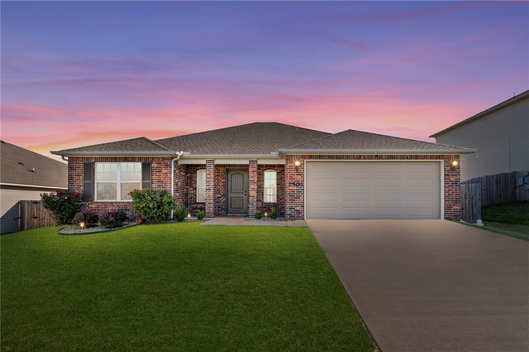 Property Photo: 2504 Maplewood Avenue AR 72745