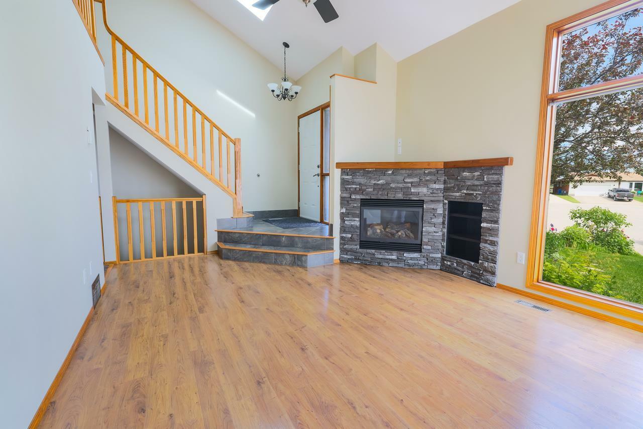 Property Photo: 122 10 Avenue NE AB T0M 1X0