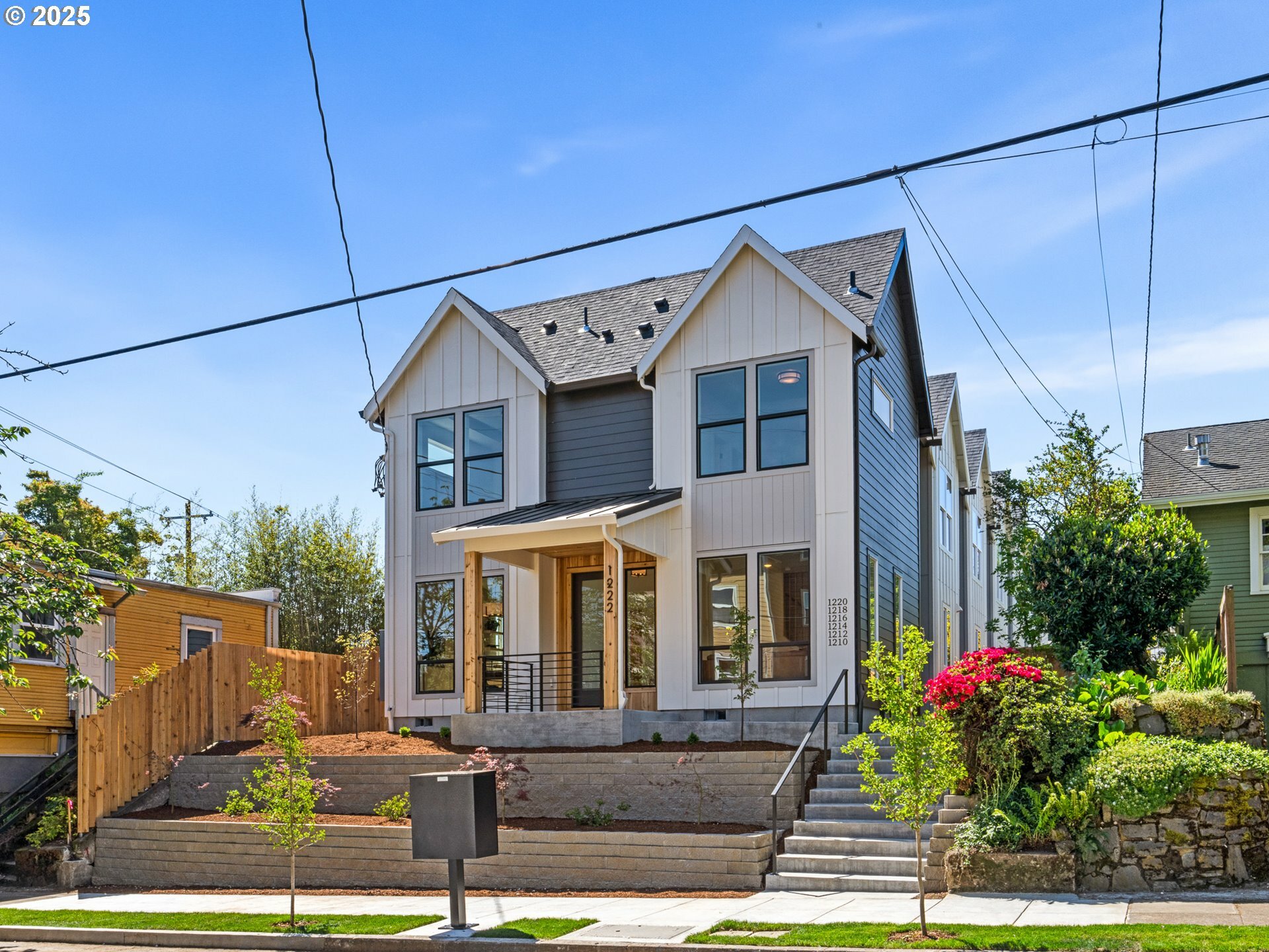 Property Photo: 1212 SE Center St 6 OR 97202