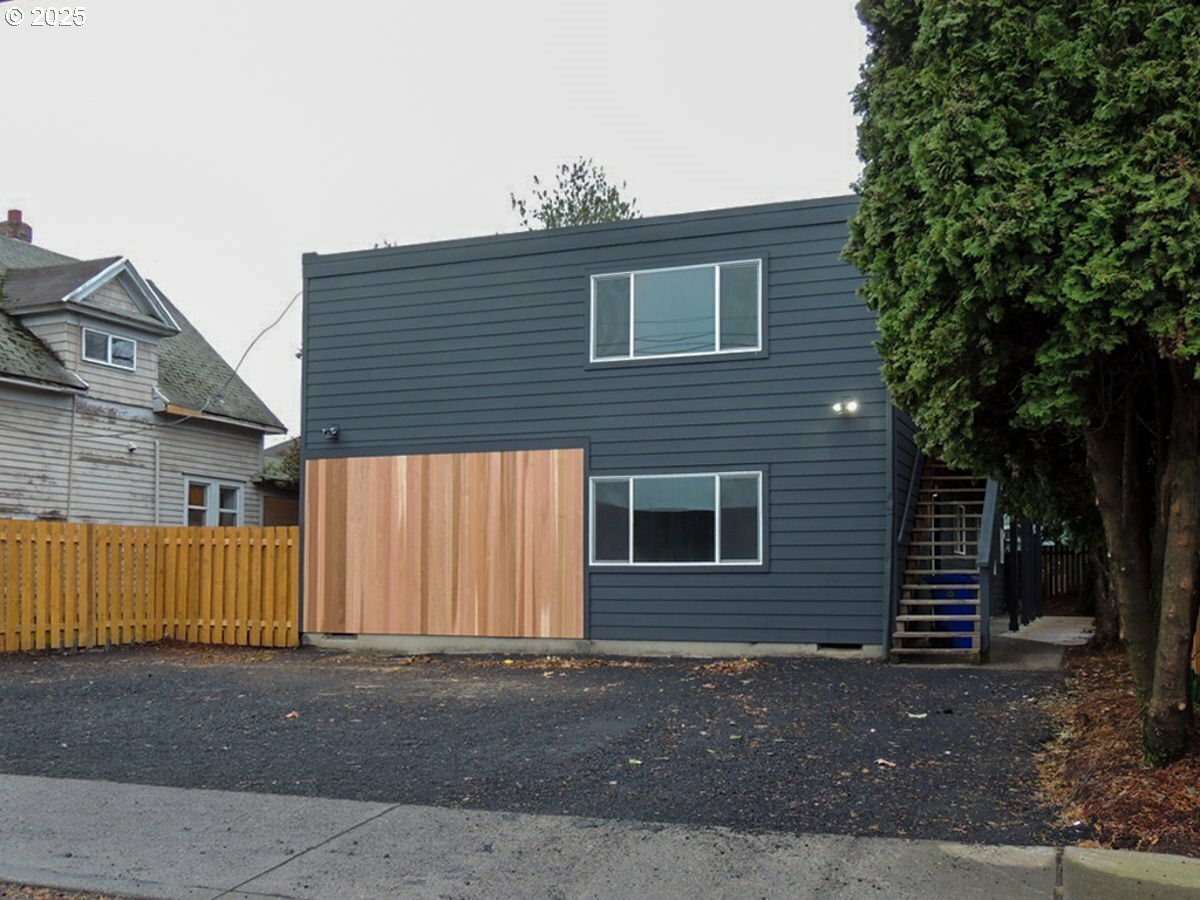 Property Photo:  5516 NE Hoyt St  OR 97213 