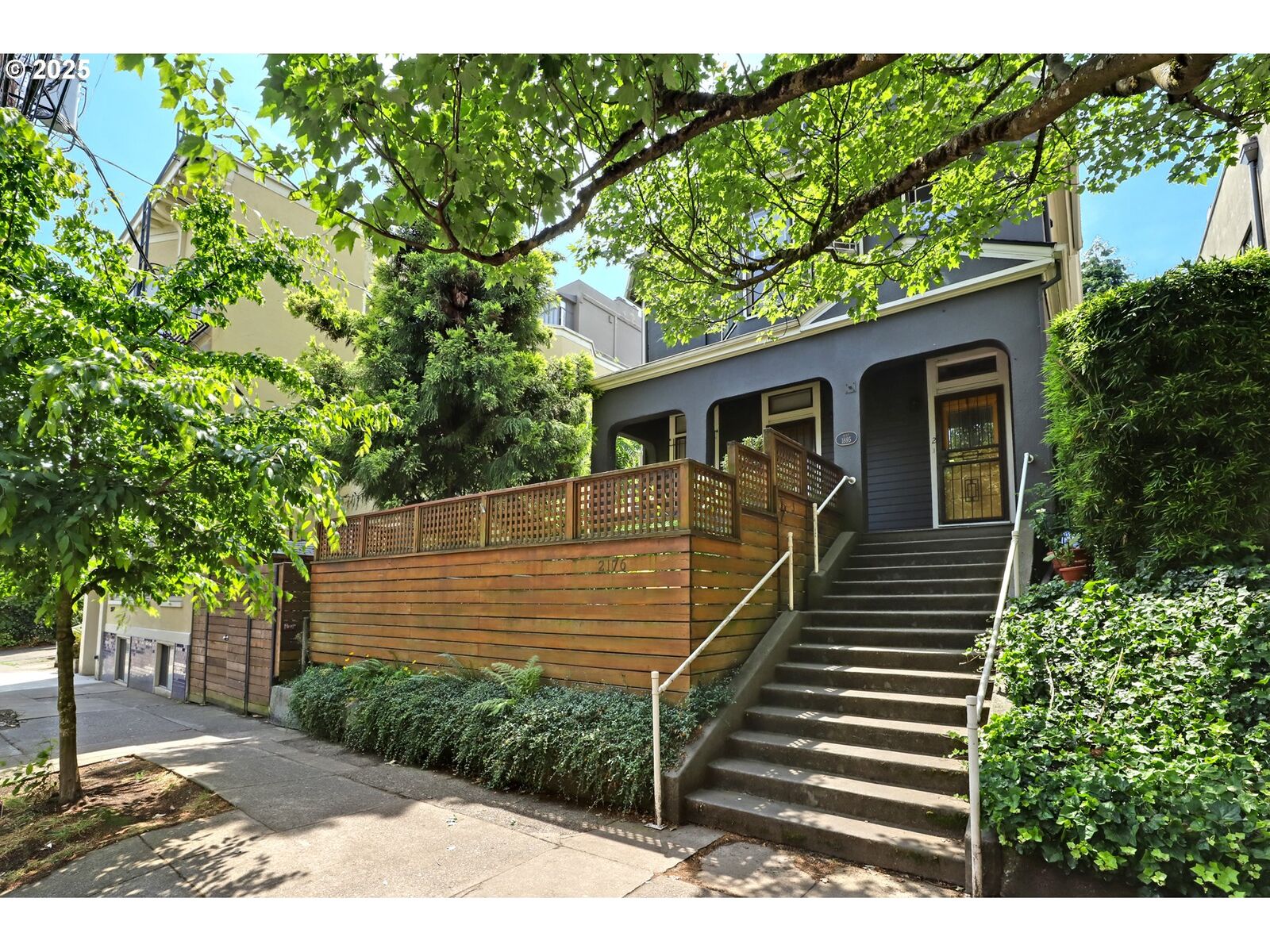 Property Photo:  2176 NW Everett St 1  OR 97210 